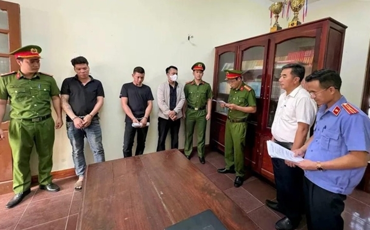 Đại diện Viện Kiểm sát và Cơ quan Công an thi hành các quyết định khởi tố, bắt tạm giam đối với Hùng Chung và Quân. (Ảnh: CTV)