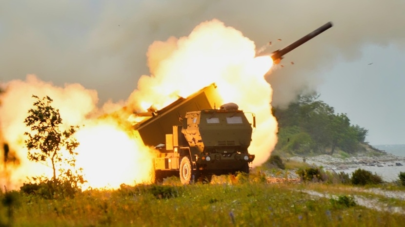 Hệ thống Pháo phản lực cơ động cao M142 (HIMARS) của trong một cuộc tập trận bắn đạn thật tại Estonia. Ảnh: National Security Journal