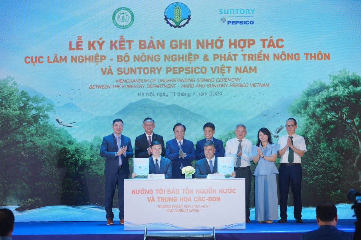 Đại diện Cục Lâm nghiệp và Suntory PepsiCo Việt Nam ký kết hợp tác trong phát triển rừng bền vững, hướng đến bảo tồn nguồn nước và trung hòa carbon