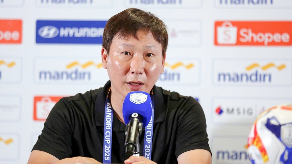 HLV Kim Sang Sik và các học trò tự tin trước trận bán kết (Ảnh: VFF)