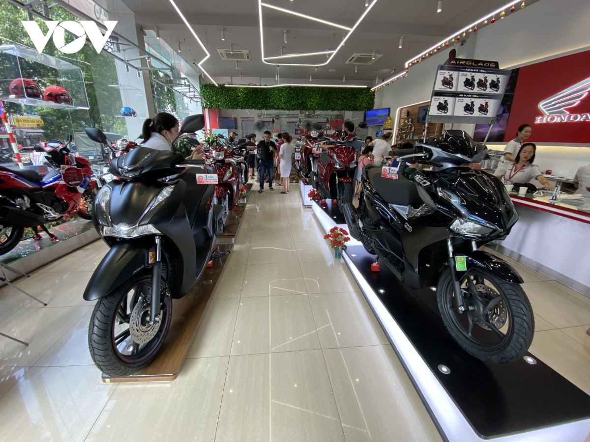 Theo VAMM, việc chuyển đổi quá nhanh từ xe máy xăng sang xe máy điện có thể khiến hệ thống gần 2.000 đại lý xe máy xăng hiện nay có nguy cơ bị tê liệt do doanh thu giảm đột ngột.