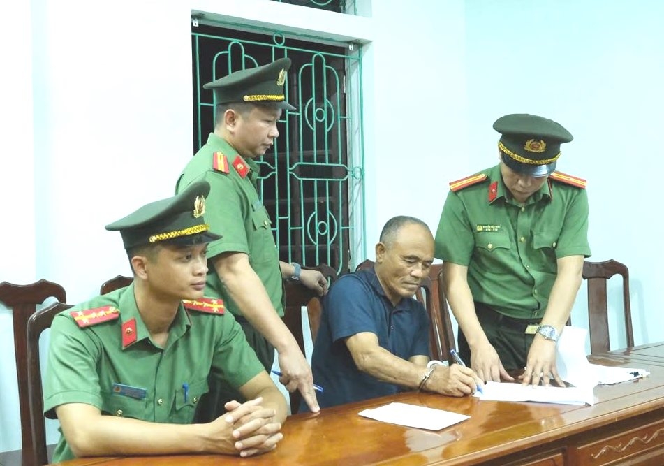 Quá trình thi hành lệnh bắt bị can để tạm giam và khám xét tại nơi ở của Phạm Viết Công, Cơ quan An ninh điều tra Công an tỉnh Hà Tĩnh thu giữ được nhiều tài liệu có liên quan đến hành vi phạm tội. 