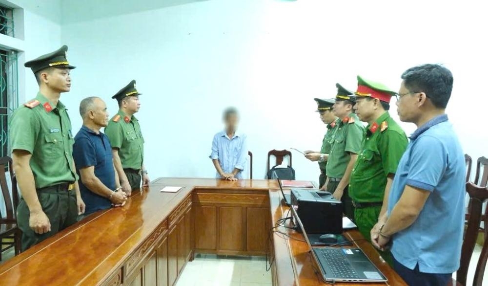 Tống đạt quyết định khởi tố bị can Phạm Viết Công.