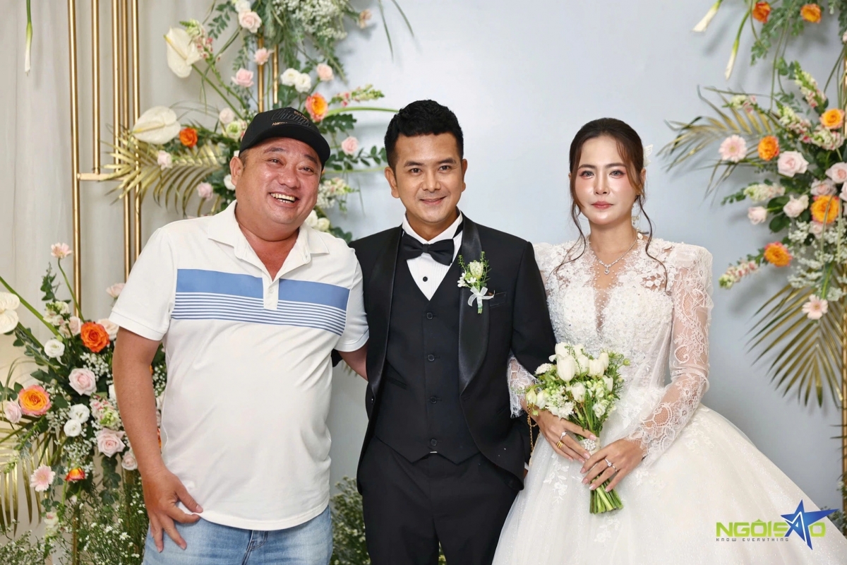Phùng Ngọc cười tươi trong ngày trọng đại của bạn thân. Anh và Hùng Thuận chơi thân từ lúc đóng phim 'Đất phương Nam' hồi tuổi teen, từng có giai đoạn xảy ra hiểu lầm nhưng sau đó hòa giải năm 2015.