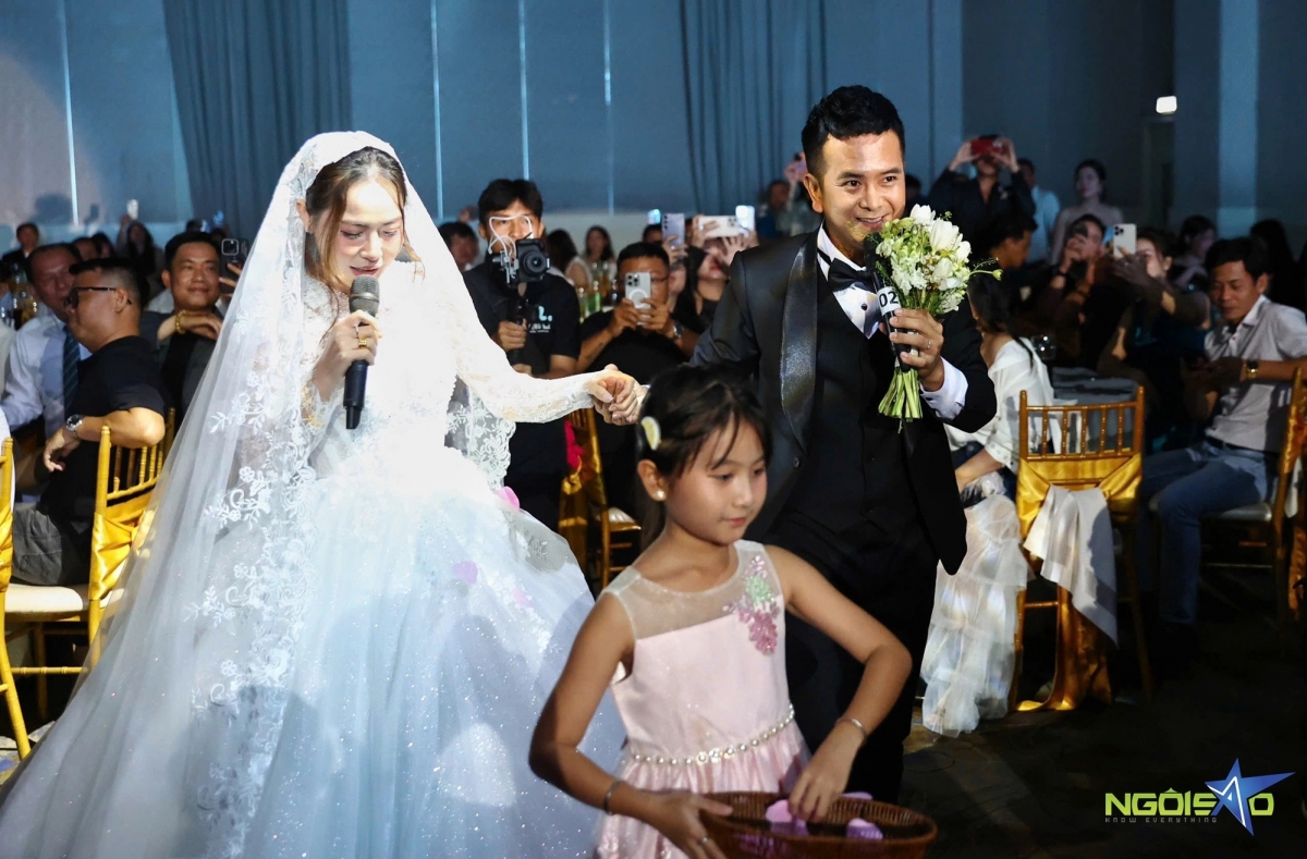 Hùng Thuận cười tươi, ngắm nhìn vợ trong ngày trọng đại. Suốt lễ cưới, anh nhiều lần dành cho cô dâu Tuệ Lâm cử chỉ thân mật, trao cho cô những nụ hôn quấn quýt.