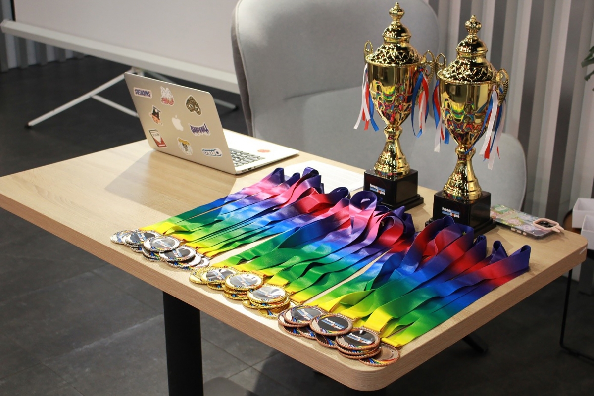Huy chương và cúp lưu niệm được thiết kế riêng cho HoopTopia 2025