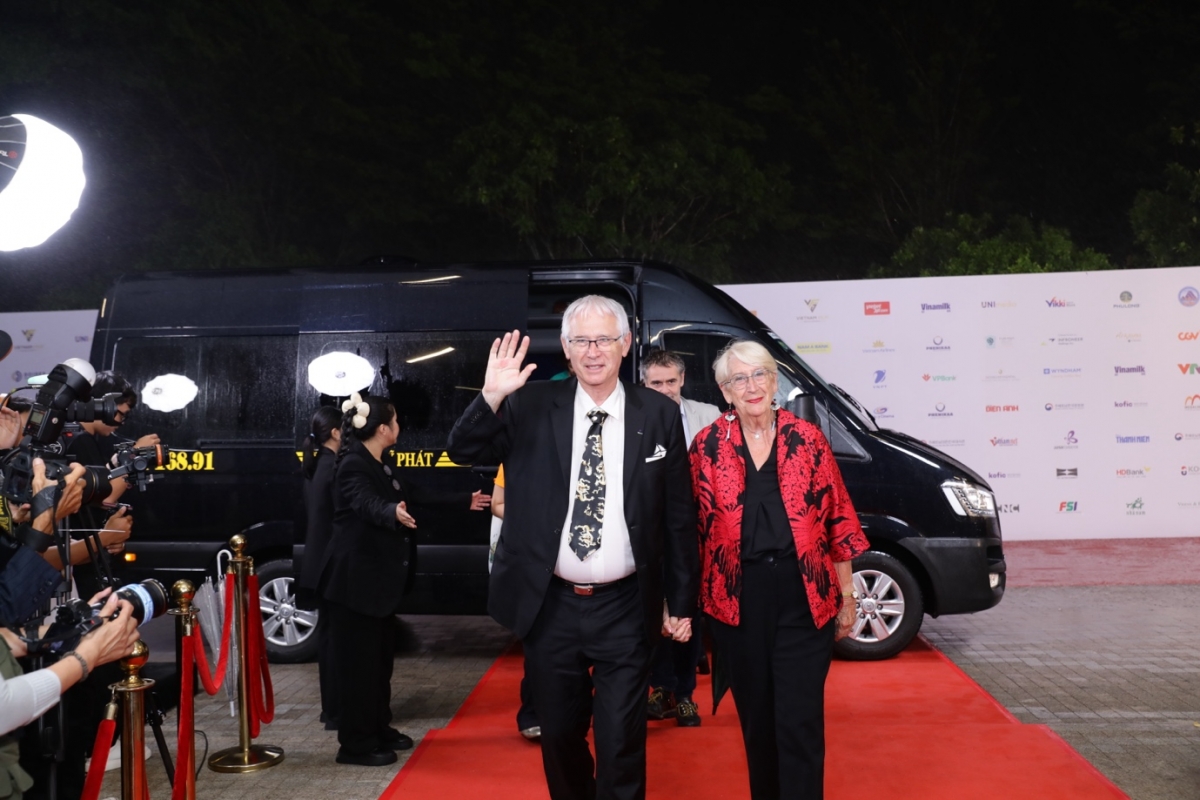 Bà Martine Thérouanne cùng chồng (ông Jean-Marc Thérouanne) sánh bước tại thảm đỏ Lễ Bế mạc Liên hoan phim châu Á Đà Nẵng lần thứ Ba, 2025