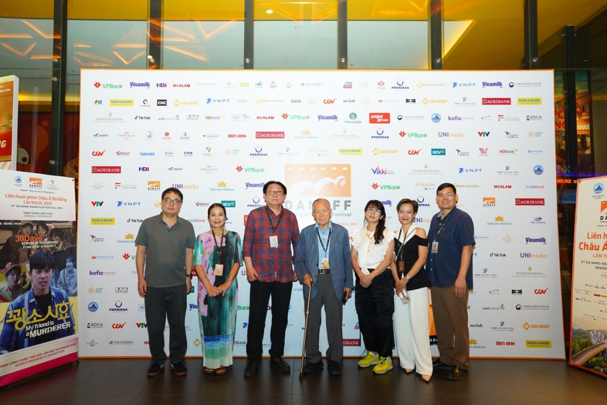 Ông Kim Dong Ho (Nhà sáng lập Liên hoan phim quốc tế Busan) và ông Park Kwang Su (Chủ tịch Liên hoan phim quốc tế Busan) tại buổi mở màn chương trình Tiêu điểm điện ảnh Hàn Quốc, DANAFF III