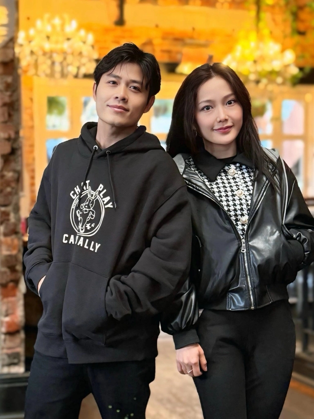 Diễn viên Anh Đào, 36 tuổi, từng đóng vai 'Hạnh cận', có cuộc sống giản dị, hiện giảng dạy ngành Trí tuệ nhân tạo tại một trường đại học ở Perth, Australia. Đầu tháng 7, trong chuyến sang Australia đưa con gái nuôi du học, nhạc sĩ Nguyễn Văn Chung có cuộc hội ngộ với diễn viên Anh Đào - người em thân thiết anh quý mến từ thời cô tham gia phim Kính Vạn Hoa.