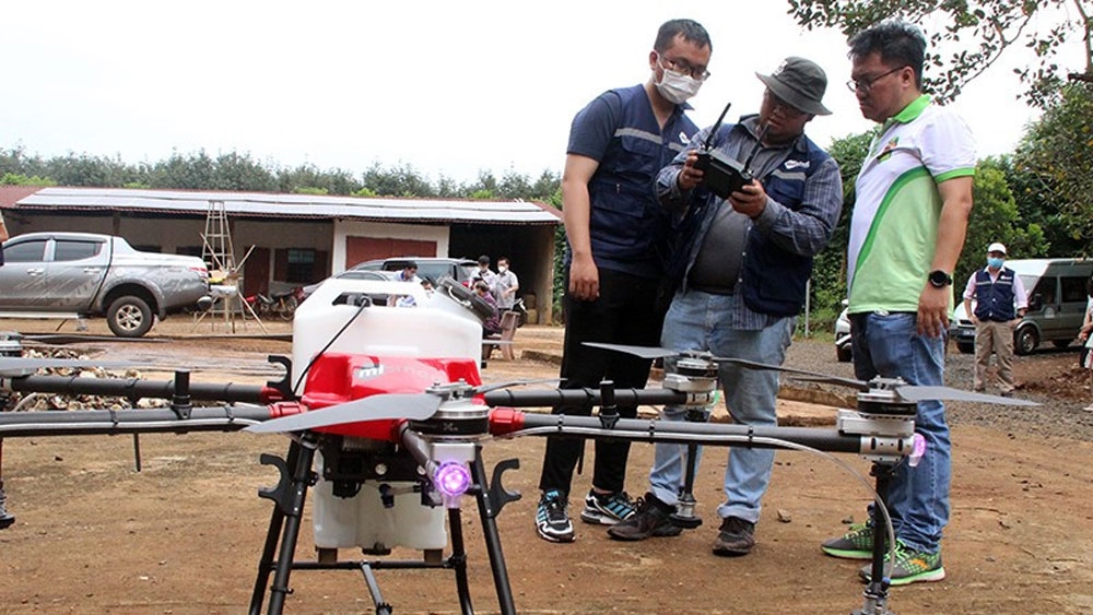 Ông Hoàng hướng dẫn các thành viên trong hợp tác xã ứng dụng công nghệ cao vào sản xuất