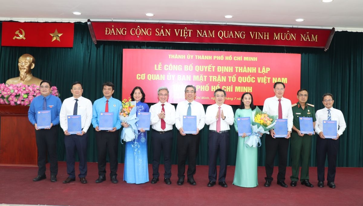 Phó Bí thư thường trực Thành ủy TP.HCM Nguyễn Thanh Nghị (thứ 5 từ phải sang) trao quyết định công nhận Ban Thường trực Ủy ban Mặt trận Tổ quốc Việt Nam TP.HCM gồm 9 người. Ông Nguyễn Phước Lộc, Phó Bí thư Thành ủy là Chủ tịch Ủy ban MTTQ TP.HCM