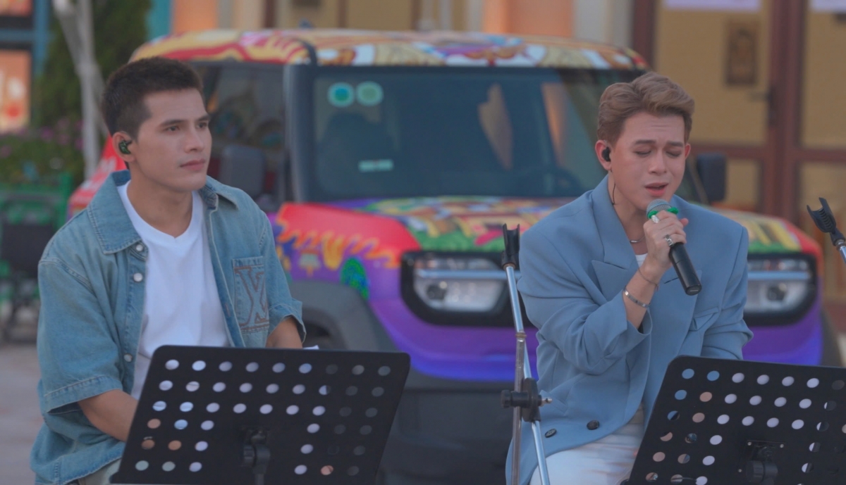 Quốc Thiên và Quang Anh thể hiện một tiết mục trong chương trình