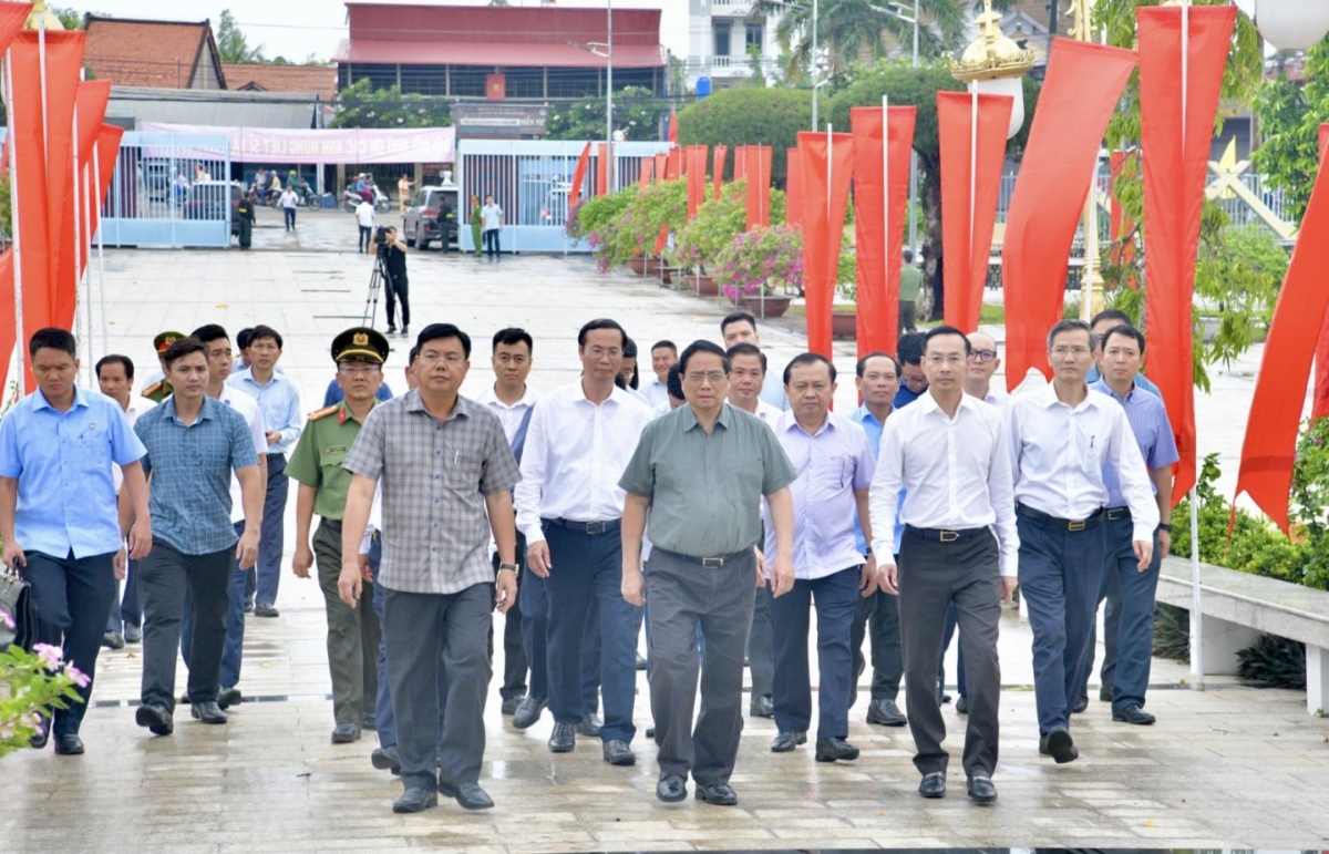 Thủ tướng Phạm Minh Chính và đoàn tới viêng tại Nghĩa trang liệt sĩ tỉnh An Giang