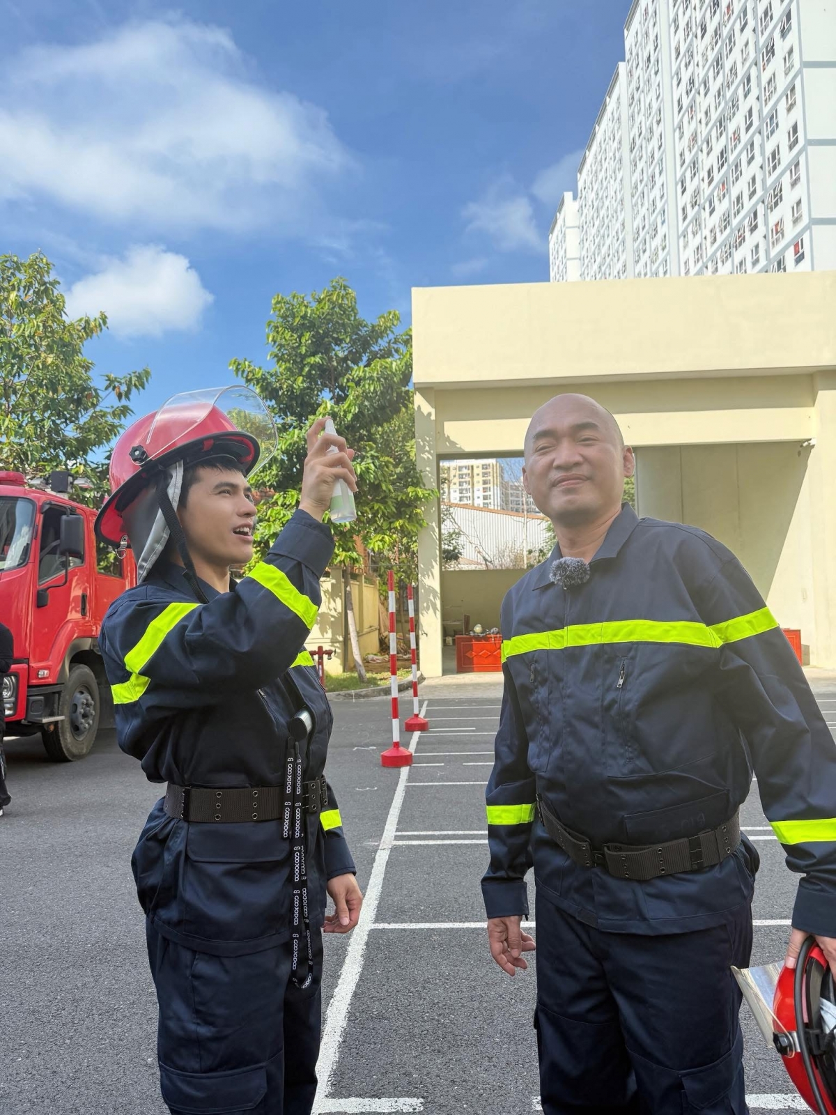 Quốc Thiên đăng ảnh hậu trường chương trình “Chiến sĩ quả cảm” cùng Tiến Luật.