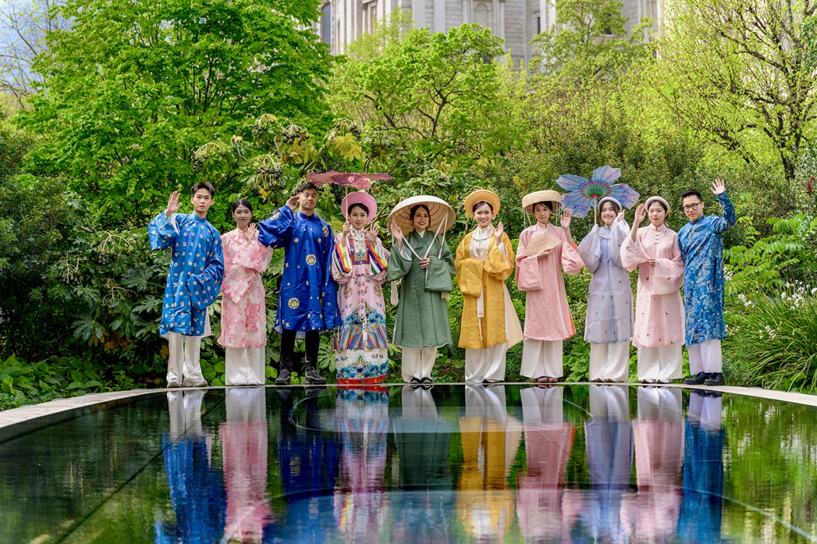 Tháng 4/2025, chương trình Việt phục bộ hành đã mở màn thành công tại khu vực St Paul's , London – nơi Việt phục tung bay trong nắng xuân nước Anh, để lại ấn tượng mạnh trong lòng cộng đồng và truyền thông.