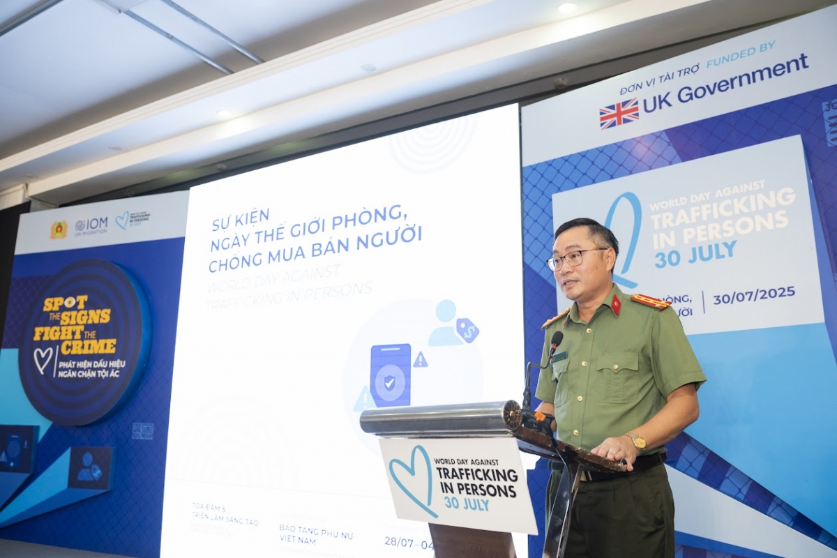 Đại tá Lê Hoàng Dương, Phó Cục trưởng Cục Đối ngoại, Bộ Công an, phát biểu khai mạc tọa đàm và triển lãm. Ảnh: IOM