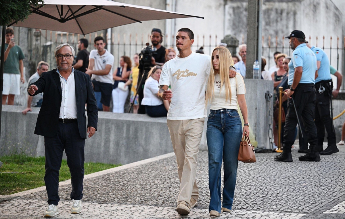 Tiền đạo Nunez và bạn gái đến dự lễ tưởng niệm Jota diễn ra vào hôm qua 4/7. (Ảnh: Getty).