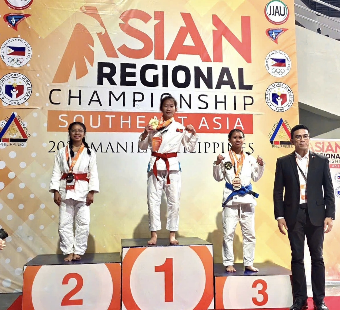 Triệu Thu Thủy trên bục nhận huy chương. 