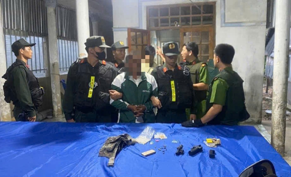 K' Văn Phước bị bắt giữ cùng tang vật. Ảnh CALĐ