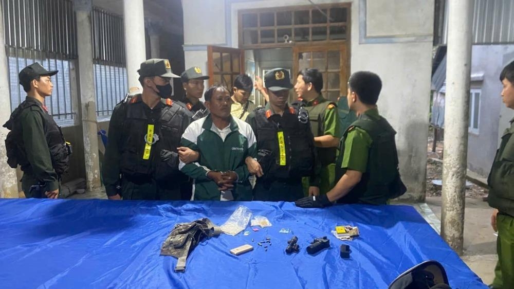 K' Văn Phước bị bắt giữ cùng tang vật. Ảnh: CALĐ