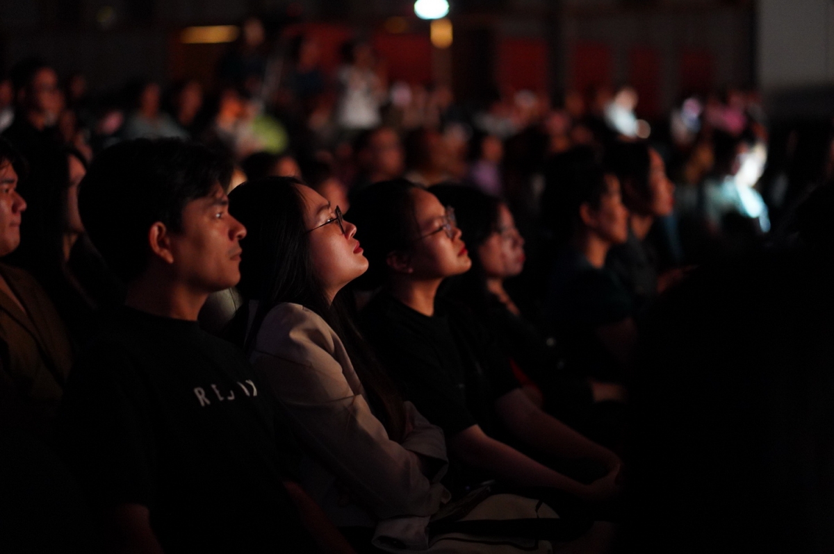 Khán giả xem công chiếu lần đầu phim "Love in Vietnam".