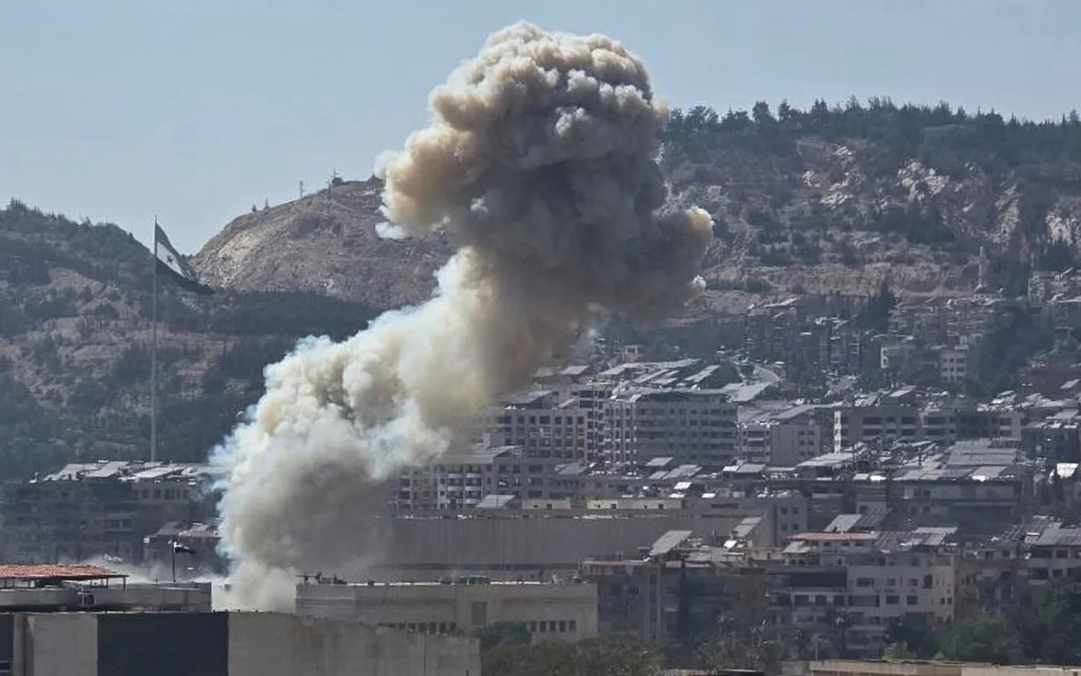 Khói bốc lên từ trụ sở Bộ Quốc phòng Syria sau khi nơi đây bị Israel không kích. Ảnh: SANA.