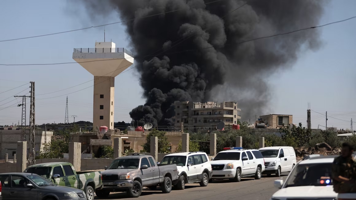 Khói đen bốc lên từ xa gần thành phố Sweida, Syria, ngày 15/7/2025. Ảnh: Getty
