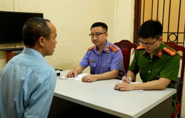 Lực lượng chức năng làm việc với các bị can. (Ảnh: Anh Nguyên)