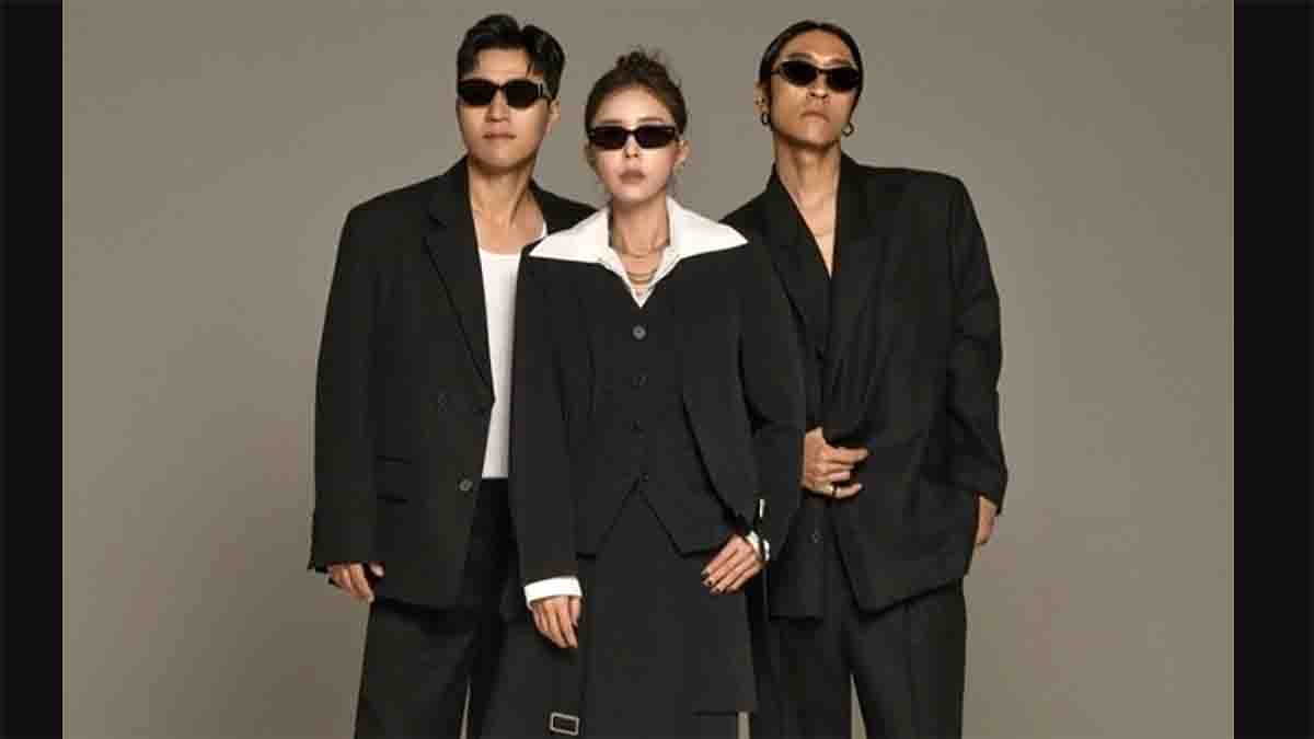 Koyote cũng tiết lộ một bộ ảnh concept với cả ba thành viên đều diện vest đen và đeo kính râm, tạo nên vẻ ngoài táo bạo và thống nhất. (Ảnh: heraldcorp)