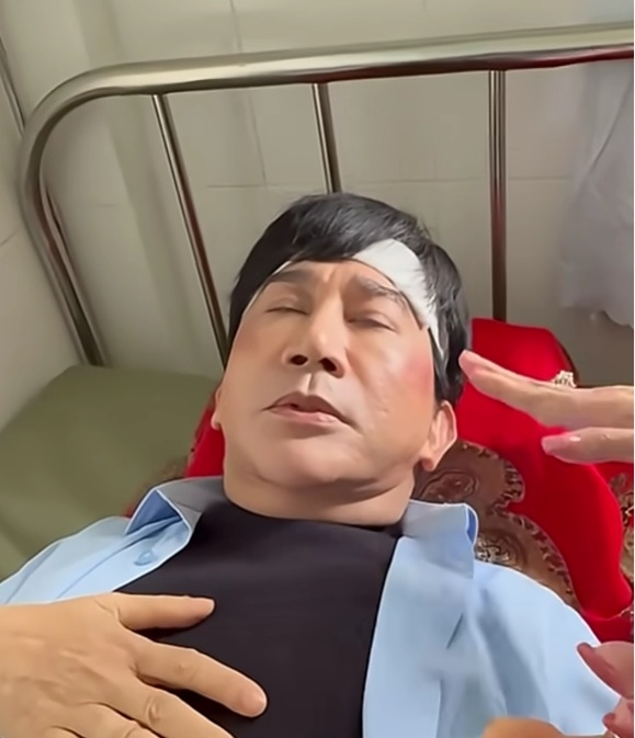 Mới đây, trên mạng xã hội bất ngờ xuất hiện một clip quay lại cảnh nghệ sĩ ưu tú Kim Tử Long đang nằm viện, khuôn mặt tái nhợt, trên đầu băng bó gây xôn xao. Nhiều người tỏ ra hoang mang vì không biết clip có chân thực hay không.