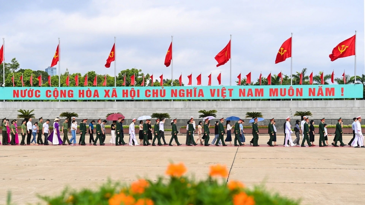 Từ ngày 2/8/2025, Bộ Tư lệnh Lăng Chủ tịch Hồ Chí Minh tiếp tục tổ chức Lễ viếng Chủ tịch Hồ Chí Minh theo kế hoạch thường xuyên