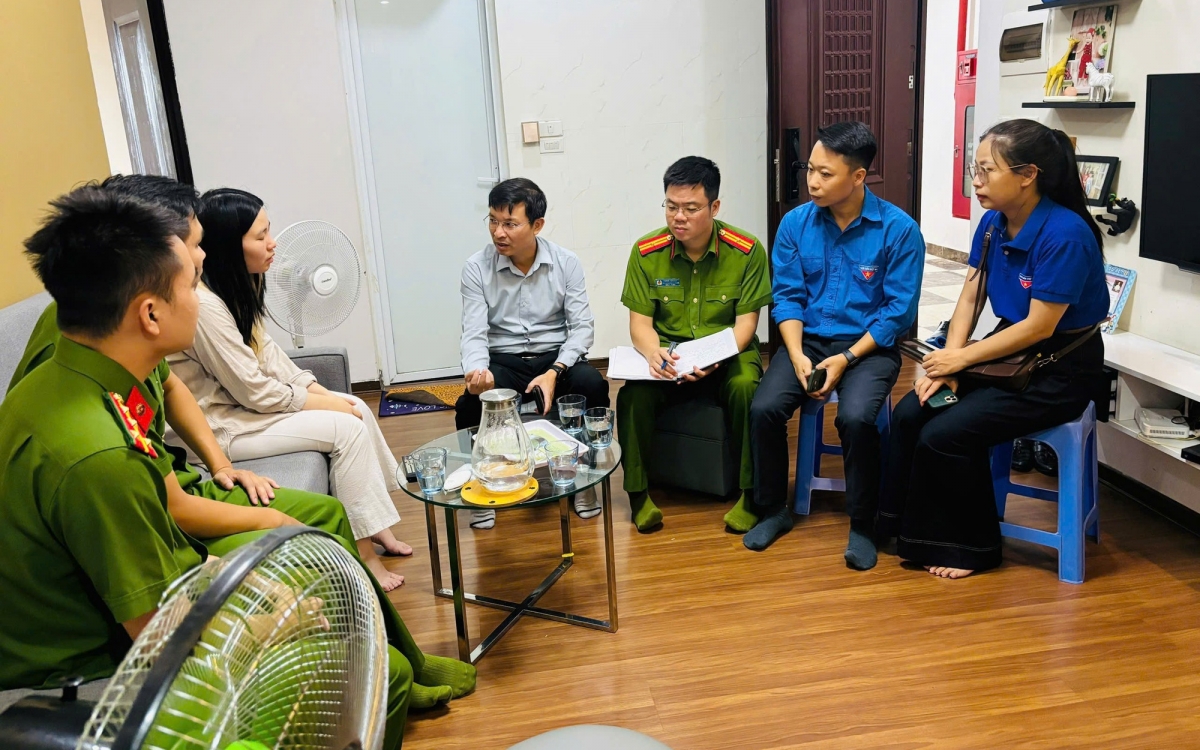 Lãnh đạo phường Hoàng Liệt thăm hỏi, hỗ trợ gia đình nạn nhận vụ chìm tàu tại Quảng Ninh (Ảnh UBND Hà Nội)