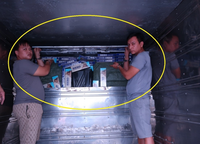 Vách ngăn "ẩn" trong thùng xe tải chứa gần 10 ngàn gói thuốc lá lậu