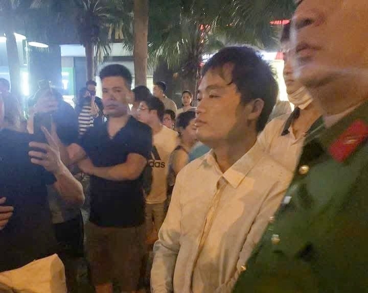 Lê Minh Giáp (áo trắng) say xỉn gây tai nạn liên hoàn.