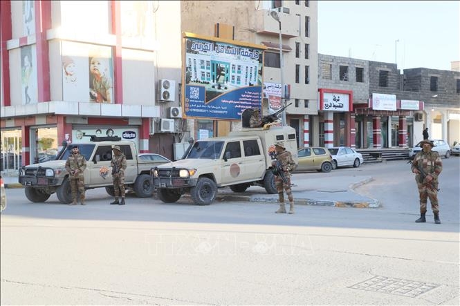 Binh sĩ gác trên đường phố tại Zawiya, Libya (Ảnh tư liệu: THX/TTXVN)