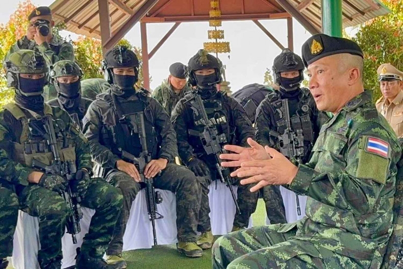 Tư lệnh lực lượng quốc phòng Thái Lan Songwit Noonpakdee gặp, làm việc với các binh sỹ thực hiện nhiệm vụ tại tỉnh Chiang Rai ngày 12/7. Ảnh: Quân đội Thái Lan.