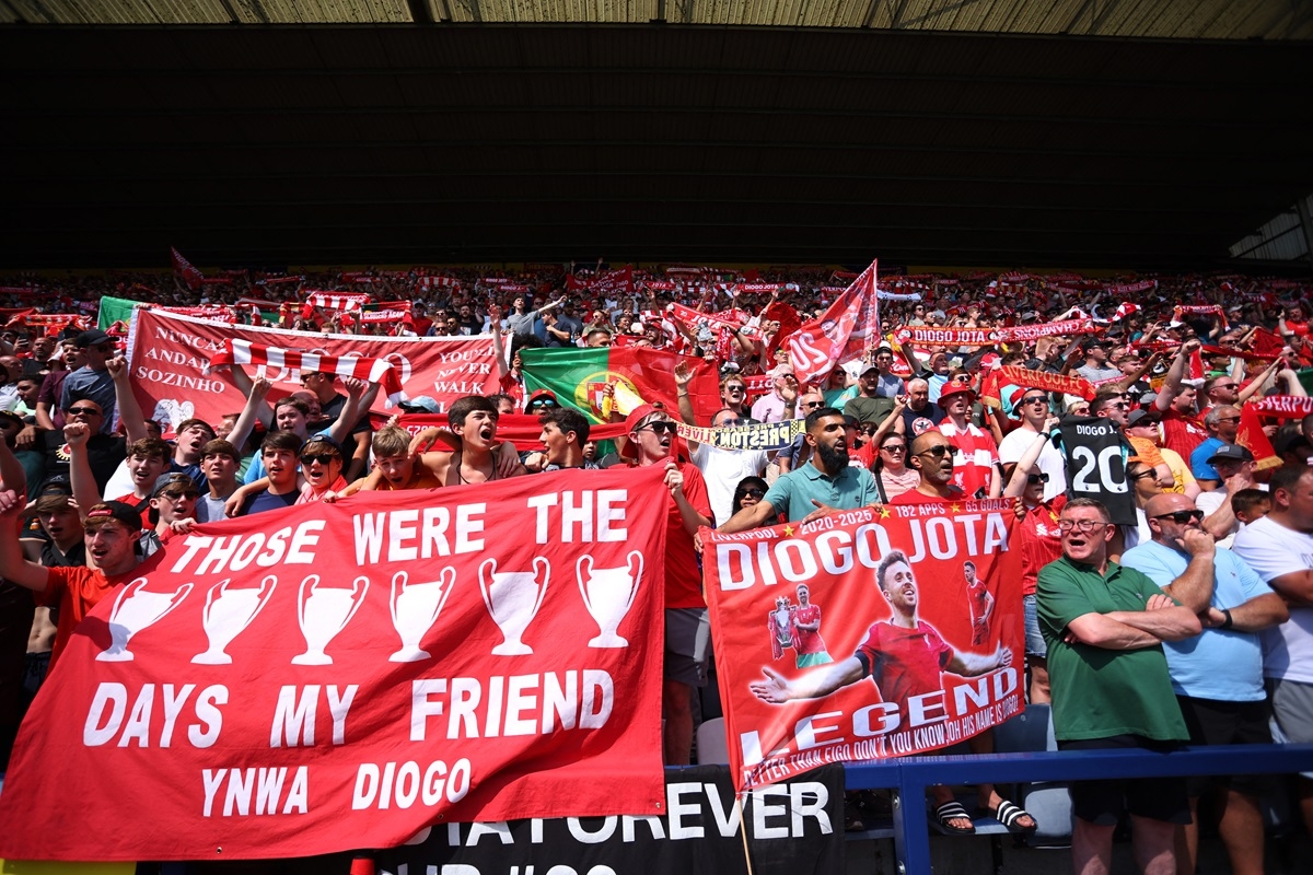 Các CĐV tri ân Diogo Jota. (Ảnh: Reuters). 