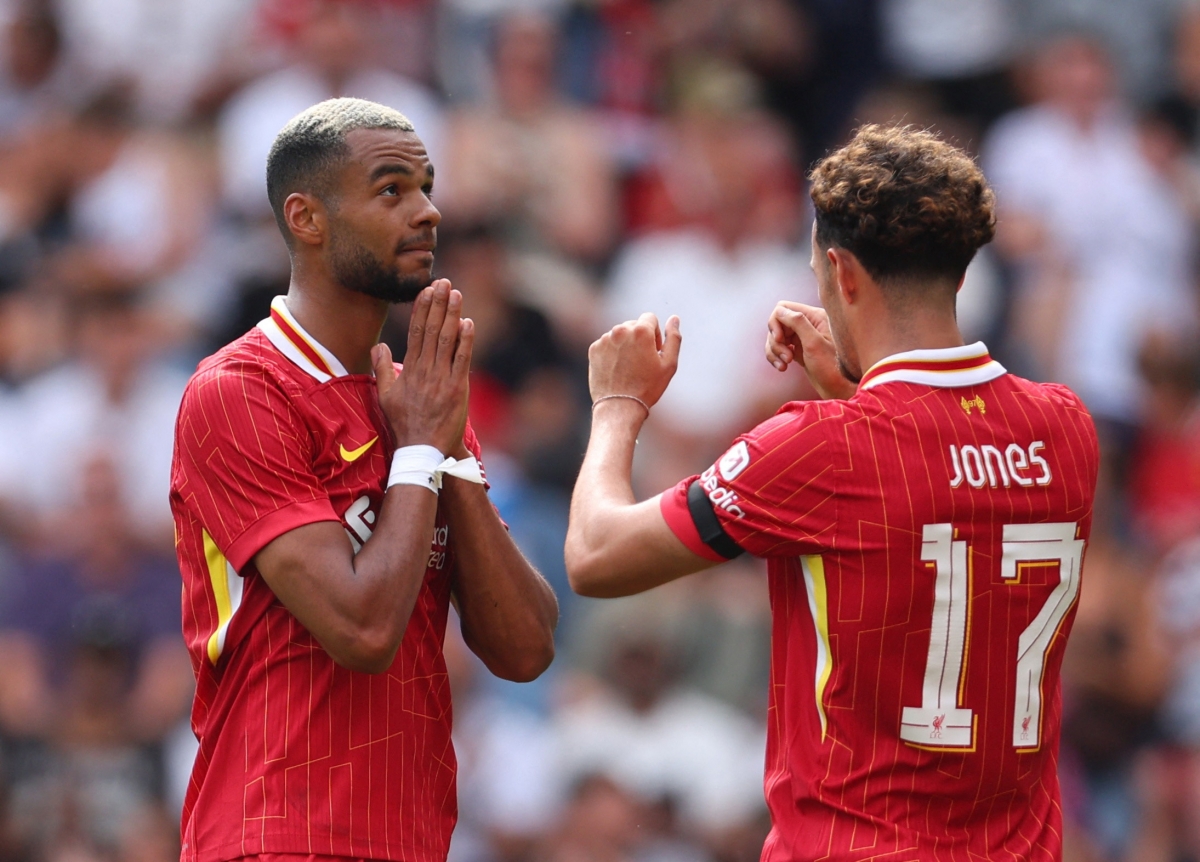 Gakpo tưởng nhớ Jota sau khi ghi bàn. (Ảnh: Reuters). 