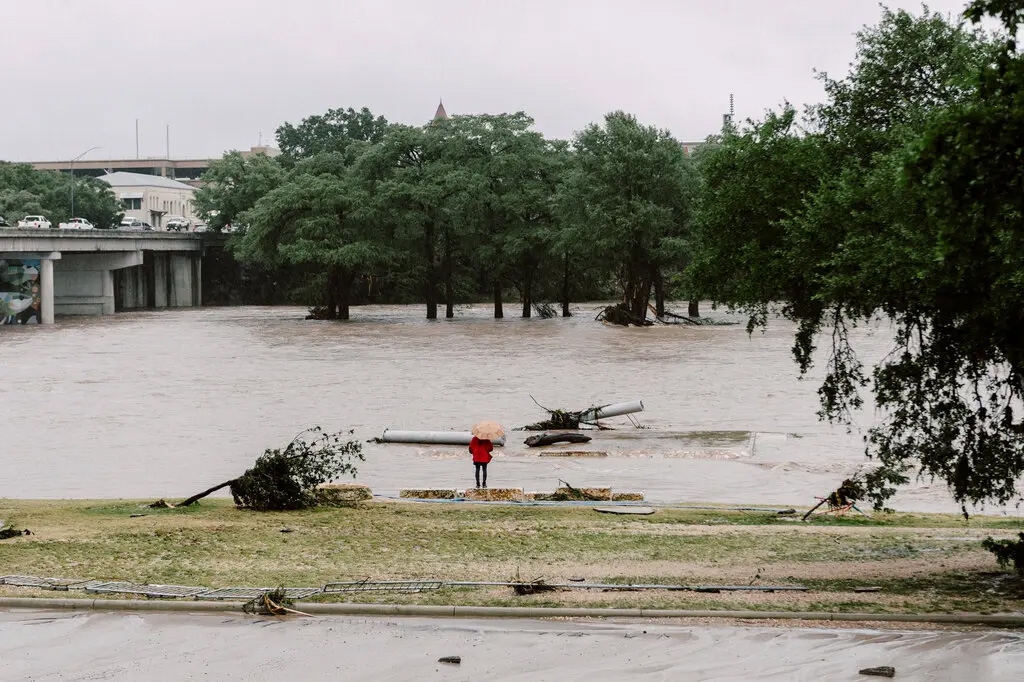 Một người đứng bên dòng sông Guadalupe bị ngập lụt ở Kerrville, bang Texas, ngày 4/7/2025. Ảnh: NYTimes
