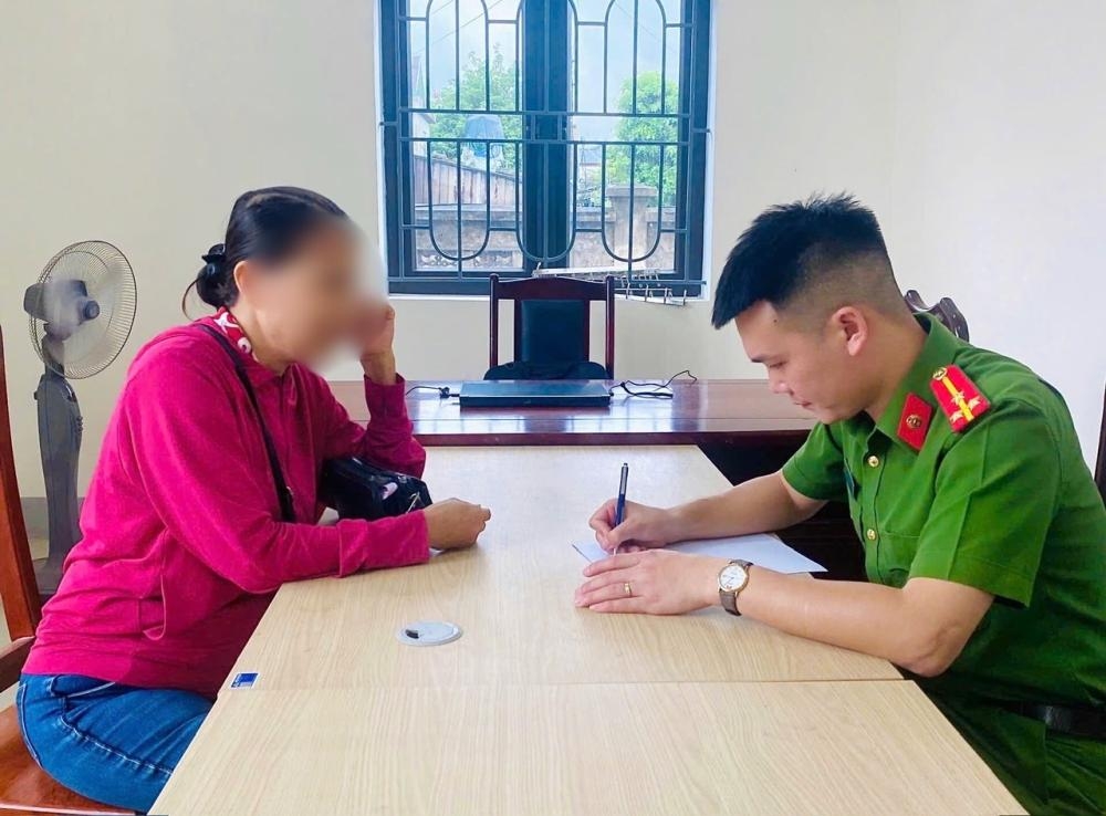 Chị N.T.Y.A trình báo với công an.