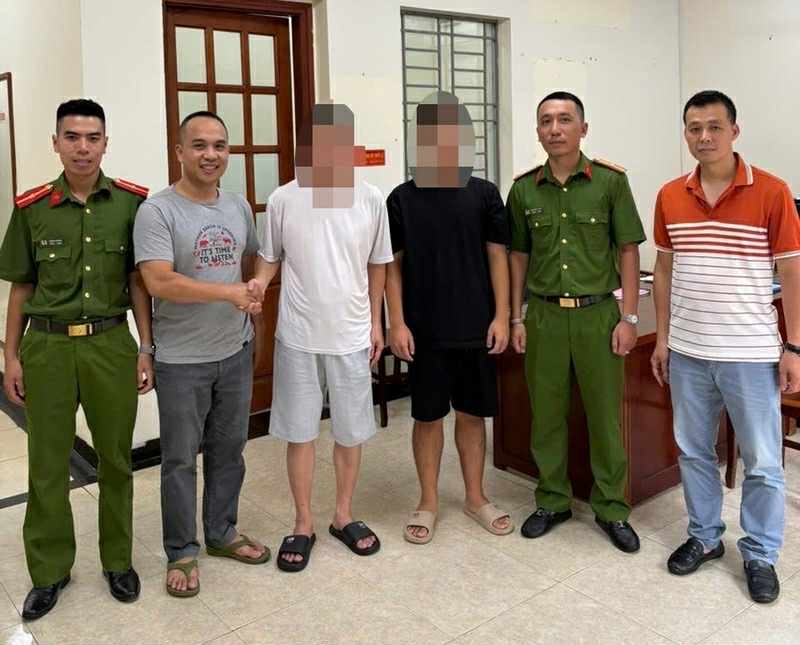 Lực lượng chức năng và các nạn nhân trong vụ việc. (Ảnh: Công an cung cấp)