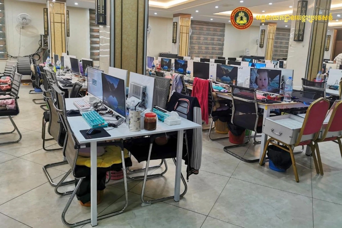 Một tụ điểm tổ chức lừa đảo qua mạng mà cơ quan chức năng Campuchia phát hiện và đột kích năm 2024. (Ảnh: Tổng cục di trú Campuchia)