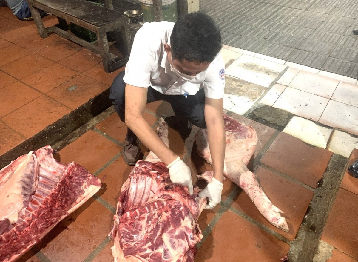 Lực lượng chức năng kiểm tra các lò mổ gia súc