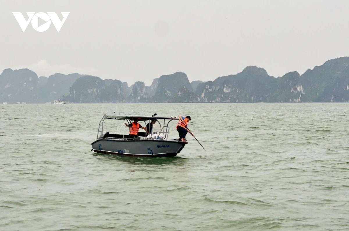 Lực lượng chức năng tỉnh Quảng Ninh tìm kiếm những người còn mất tích trong vụ lật tàu du lịch trên vịnh Hạ Long chiều 19/7.