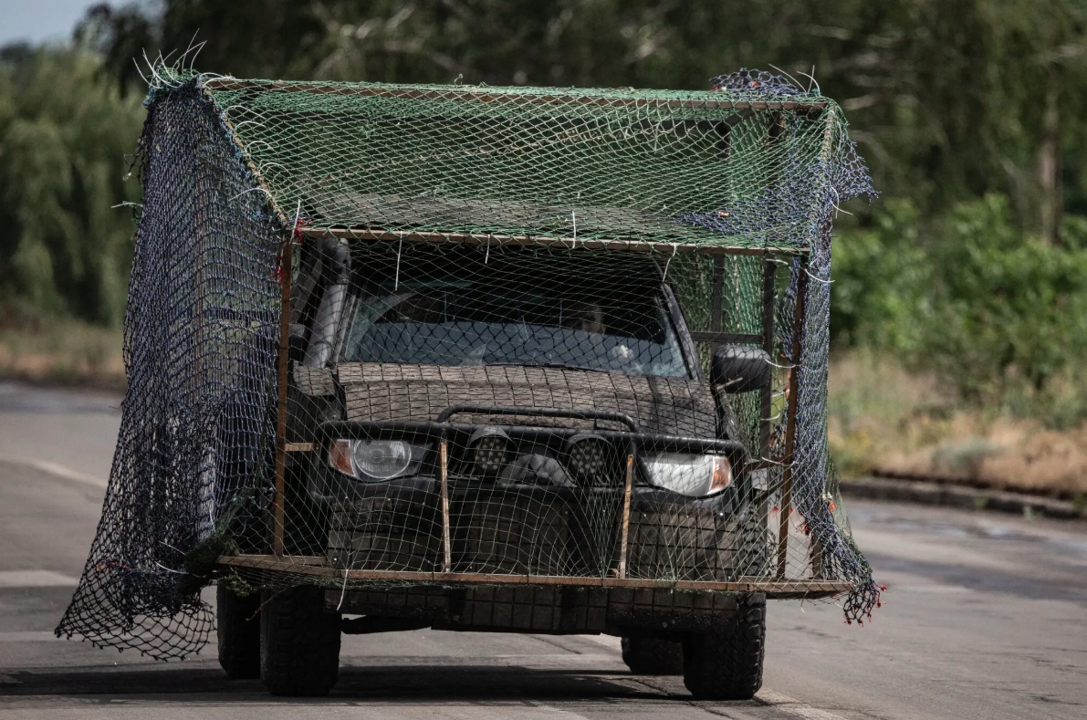 Phương tiện của Ukraine được phủ lưới chắn UAV. Ảnh: New York Times