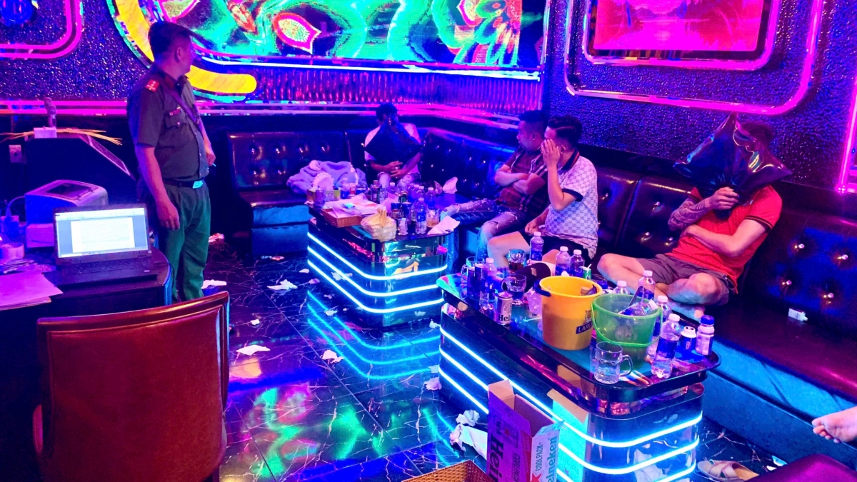 Cơ quan phát hiện nhóm người nghi vấn sử dụng chất ma túy trong quán karaoke