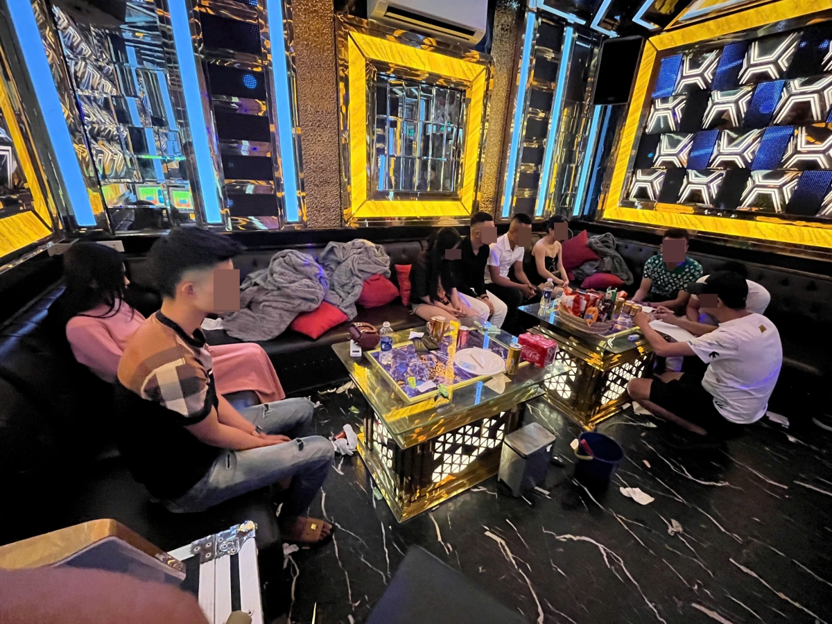 Hiện trường tại thời điểm cơ quan Công an kiểm tra quán karaoke RICH KID
