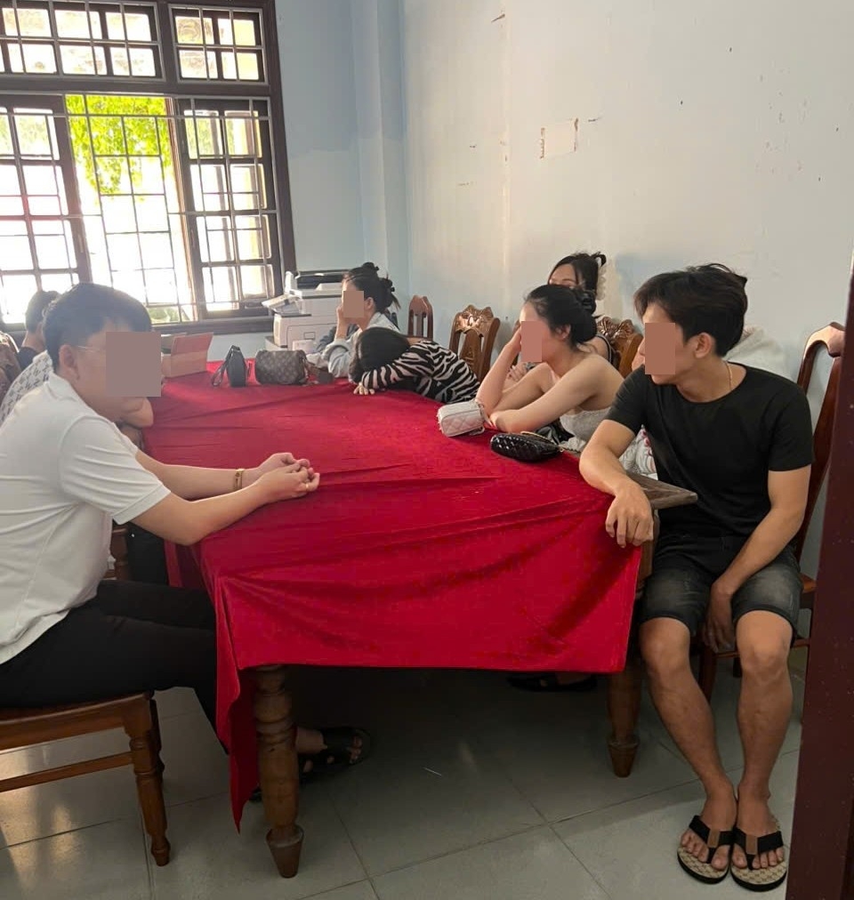 Các đối tượng tổ chức sử dụng và sử dụng trái phép chất ma túy tại quán RICH KID được đưa về trụ sở cơ quan Công an để làm việc.