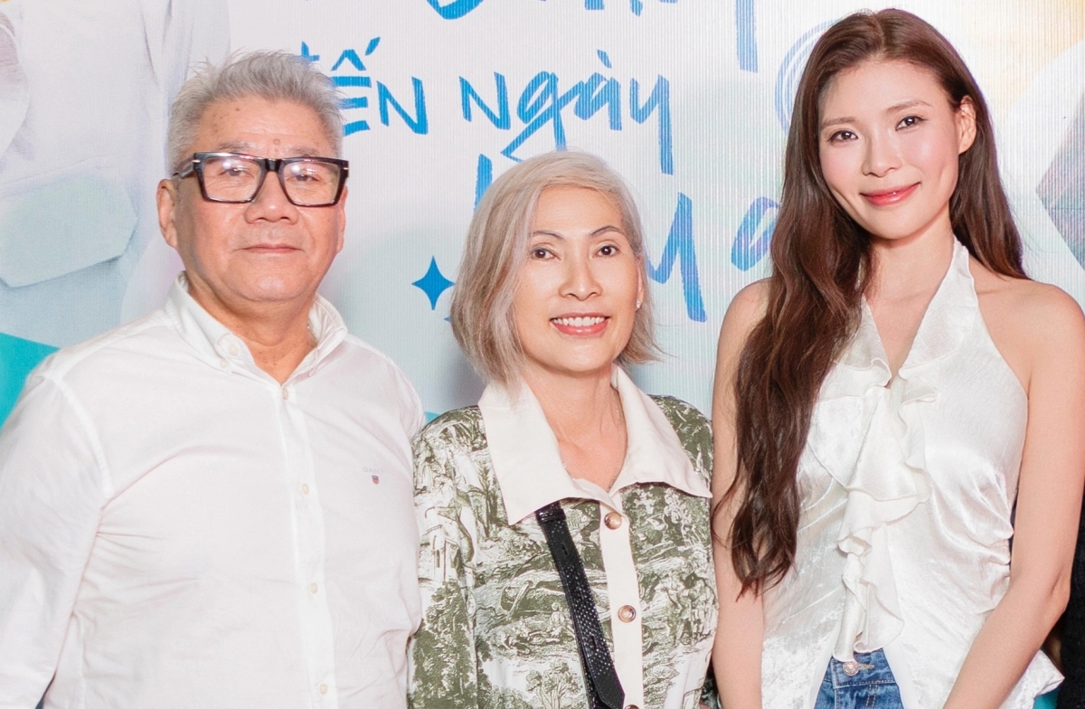 Mẹ diễn viên Thúy Diễm và bạn đời từ Italy về nước nghỉ hè, tranh thủ đến ủng hộ vai diễn mới của cô trong vở kịch 'Chạy đến ngày hôm qua' tại sân khấu Hoàng Thái Thanh.