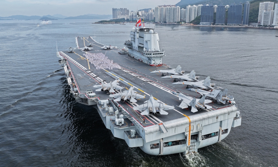 Máy bay chiến đấu J-15 và J-15T trên boong tàu sân bay Sơn Đông tại Hồng Kông ngày 3/7. Ảnh: Tân Hoa xã